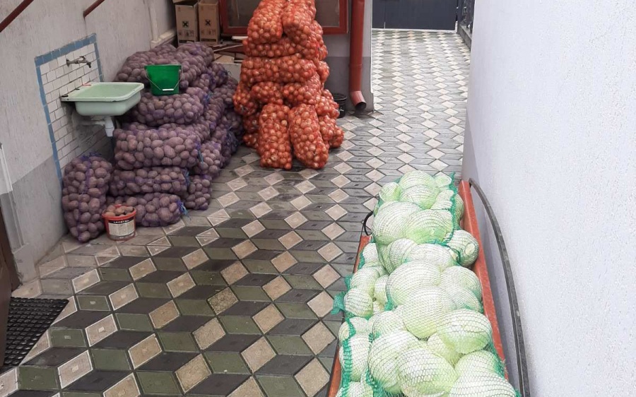В синагоге в Черновцах раздали 2 тонны овощей нуждающимся